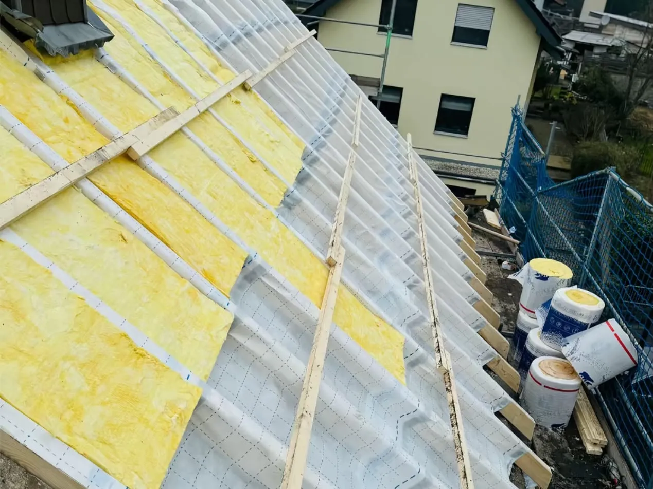 Dachdämmung mit Mineralwolle, diffusionsoffener Unterdeckbahn und Konterlattung bei einer Dachsanierung