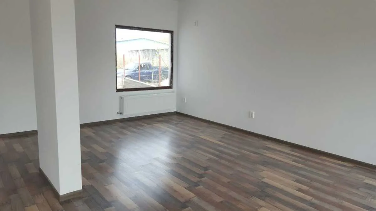 Innenausbau mit fertigen Wänden und verlegtem Parkett