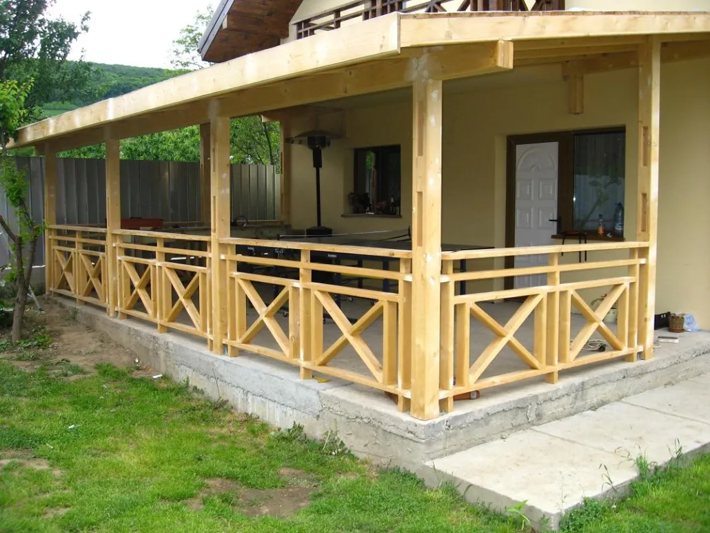 Holzpergola mit Pfosten und Geländer